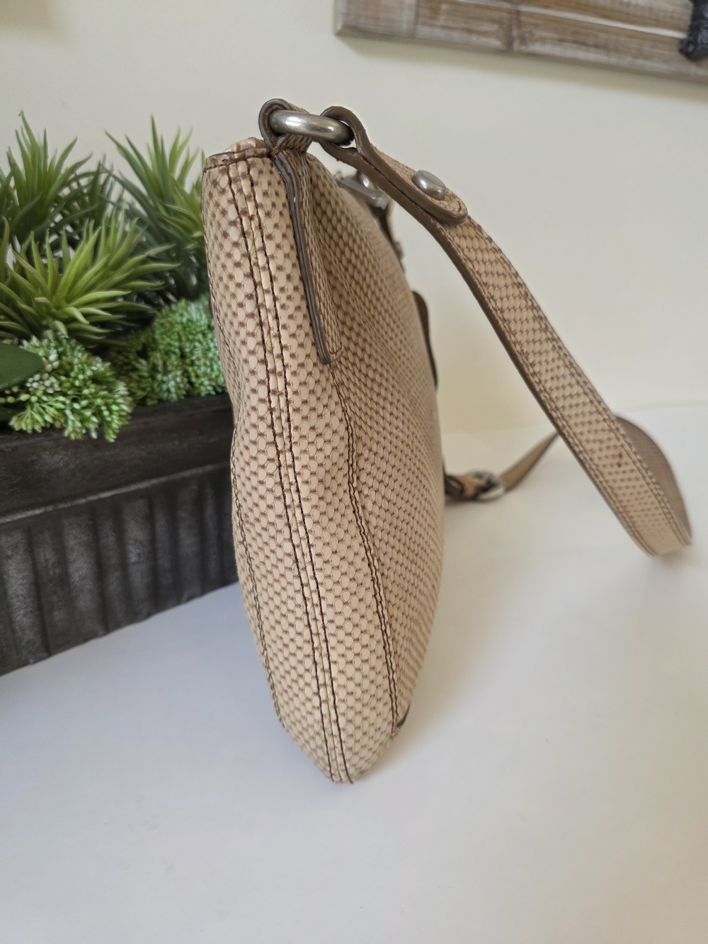 Fossil Leather Crossbody Bag Snakeskin Texture Neutral Beige Adjustable Strap - Picture 5 of 13